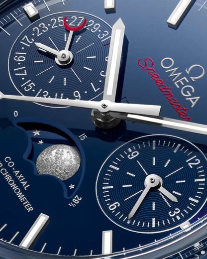 Omega Blue Side of the Moon Speedmaster Moonphase 44,25 mm, céramique bleue sur bracelet en cuir 304.93.44.52.03.001 – Image 2