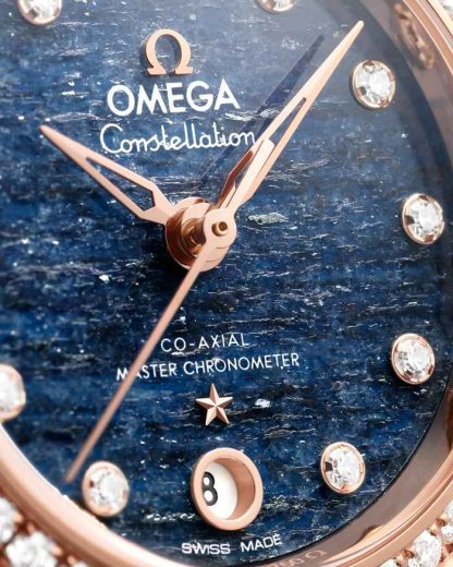 Omega Constellation 29 mm, or Sedna™ sur bracelet en cuir 131.58.29.20.99.006 – Image 3