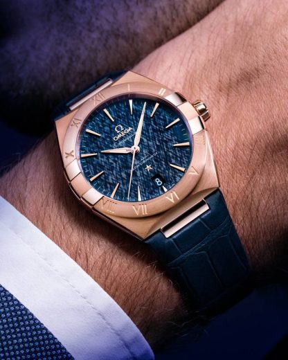 Omega Constellation 39 mm, or Sedna™ sur bracelet en cuir 131.53.39.20.03.001 – Image 4
