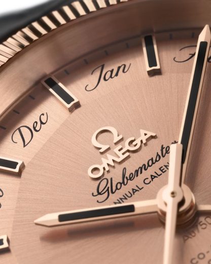 Omega Constellation Globemaster 41 mm, or Sedna™ sur bracelet en cuir 130.53.41.22.99.002 – Image 3