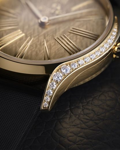 Omega De Ville Mini Trésor 26 mm, or Moonshine™ sur bracelet tissu 428.57.26.60.99.001 – Image 4