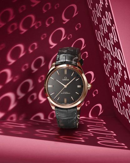 Omega De Ville Trésor 40 mm, or Sedna™ sur bracelet en cuir 435.53.40.21.06.001 – Image 3