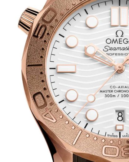 Omega Nouveauté Seamaster Diver 300M 42 mm, or Sedna™ sur bracelet caoutchouc 210.52.42.20.04.001 – Image 3