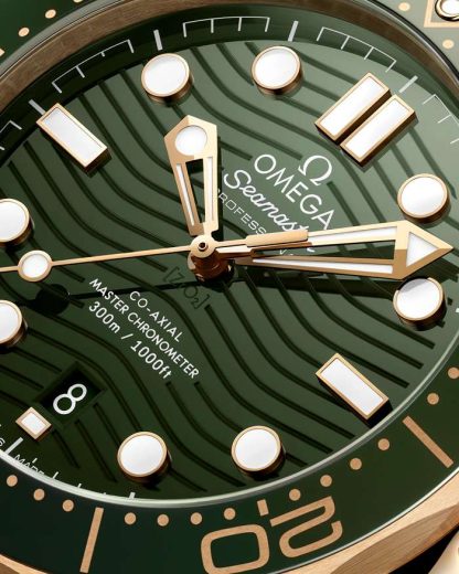 Omega Seamaster Diver 300M 42 mm, or Moonshine™ sur bracelet caoutchouc 210.62.42.20.10.001 – Image 4