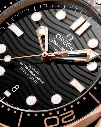 Omega Seamaster Diver 300M 42 mm, or Sedna™ sur bracelet caoutchouc 210.62.42.20.01.002 – Image 4
