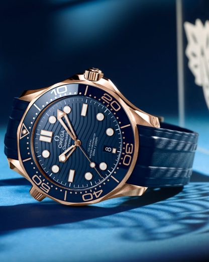 Omega Seamaster Diver 300M 42 mm, or Sedna™ sur bracelet caoutchouc 210.62.42.20.03.001 – Image 3