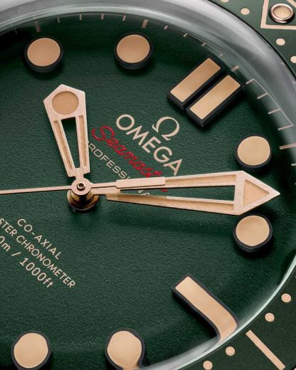 Omega Seamaster Diver 300M 42 mm, titane - Bronze gold sur titane 210.90.42.20.10.001 – Image 5