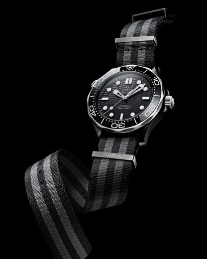 Omega Seamaster Diver 300M 43,5 mm, céramique noire sur bracelet NATO 210.92.44.20.01.002 – Image 3