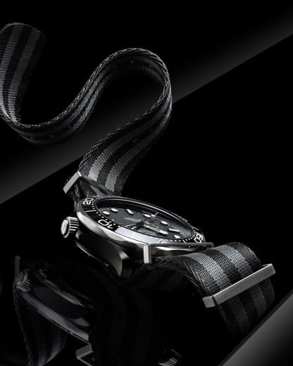 Omega Seamaster Diver 300M 43,5 mm, céramique noire sur bracelet NATO 210.92.44.20.01.002 – Image 4