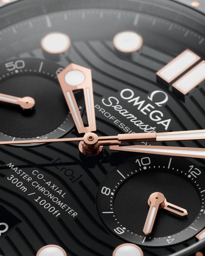 Omega Seamaster Diver 300M 44 mm, acier - or « Sedna™ » sur bracelet caoutchouc 210.22.44.51.01.001 – Image 3