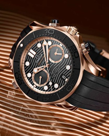 Omega Seamaster Diver 300M 44 mm, or Sedna™ sur bracelet caoutchouc 210.62.44.51.01.001 – Image 4