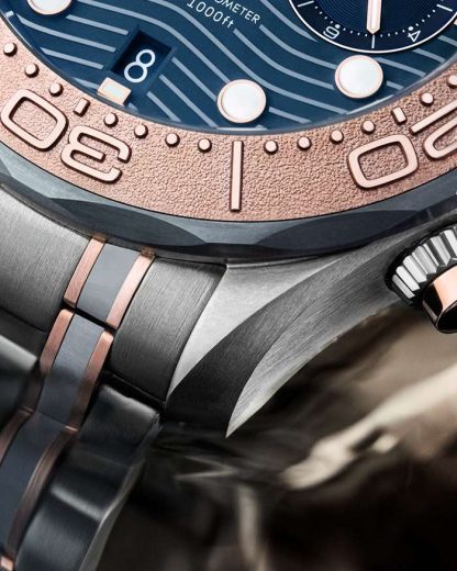 Omega Seamaster Diver 300M 44 mm, titane - tantale - or Sedna™ sur titane - tantale - or Sedna™ 210.60.44.51.03.001 – Image 5