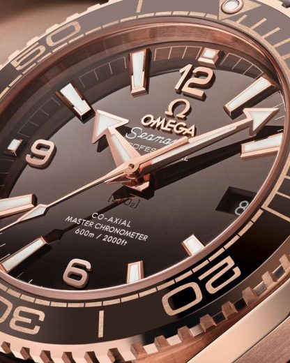 Omega Seamaster Planet Ocean 600M 39,5 mm, or Sedna™ sur bracelet en cuir doublé de caoutchouc 215.63.40.20.13.001 – Image 3
