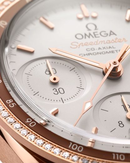 Omega Speedmaster 38 38 mm, or Sedna™ sur bracelet en cuir 324.68.38.50.02.003 – Image 3