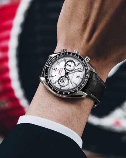 Omega Speedmaster Racing 44,25 mm, acier sur bracelet en cuir 329.33.44.51.04.001 – Image 2