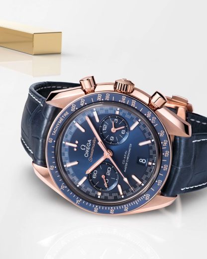 Omega Speedmaster Racing 44,25 mm, or Sedna™ sur bracelet en cuir 329.53.44.51.03.001 – Image 3